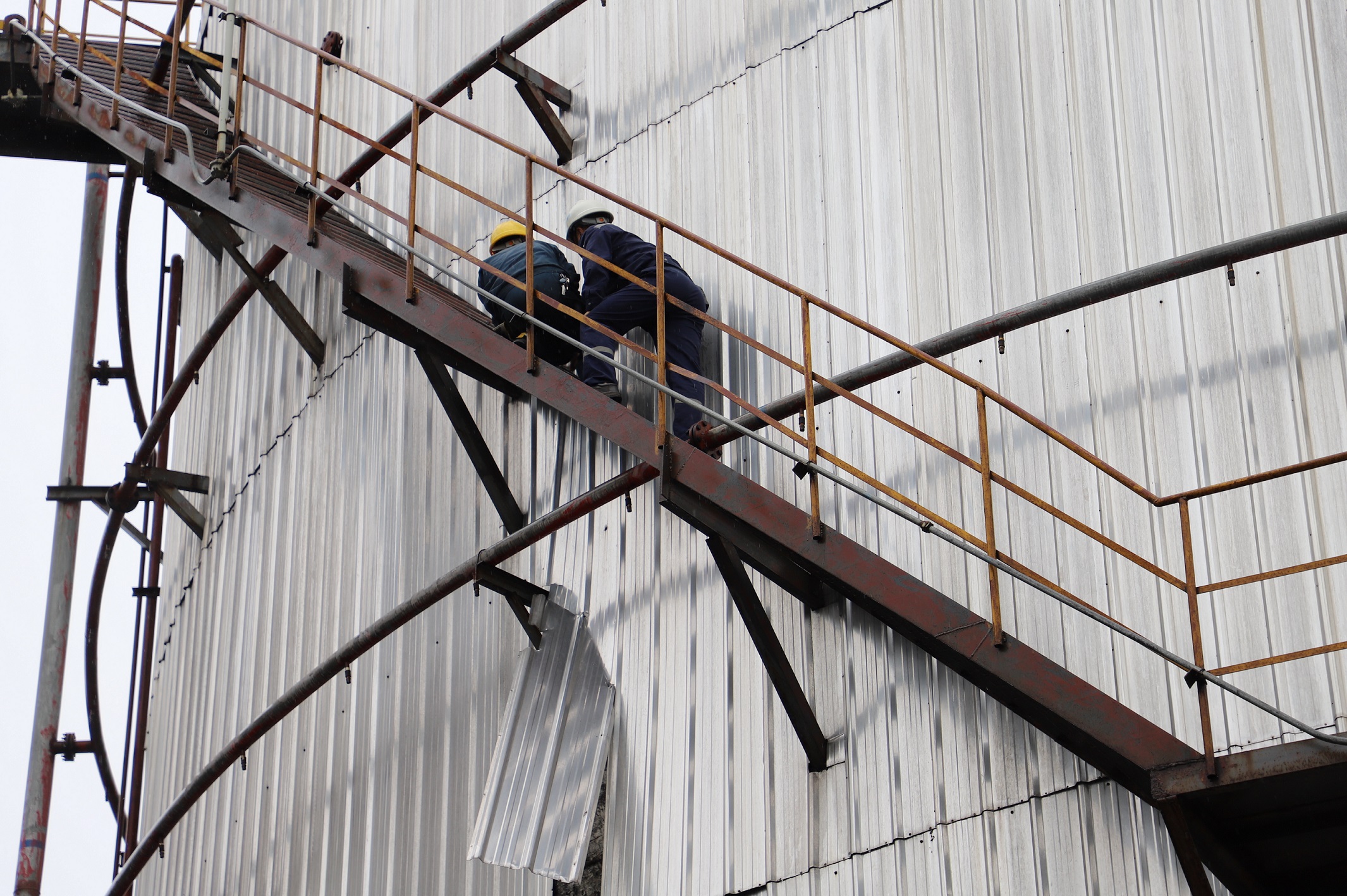 臺風天搶修5千立煤焦油儲罐保溫皮的破損處