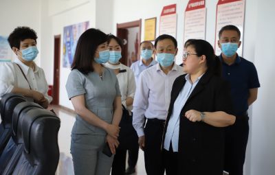 市政協(xié)副主席，市工商聯(lián)主席唐世云蒞臨寶泰隆開展石墨烯新材料專題調(diào)研座談